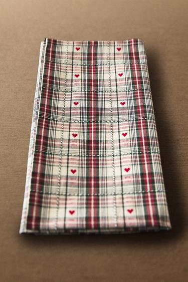PACK OF COTTON CHRISTMAS TEA TOWELS WITH HEARTS (PACK OF 2) - Red by Zara