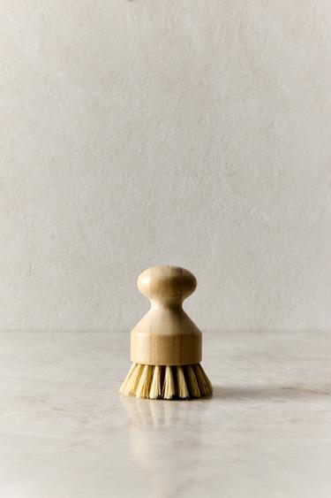 SMALL WOODEN BRUSH - Light beige by Zara