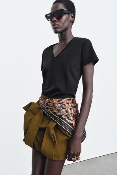 INTERLOCK V-NECK T-SHIRT - Black by Zara