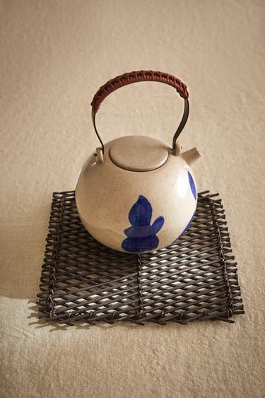 METAL AND RATTAN FIBRE TRIVET - Dark brown by Zara