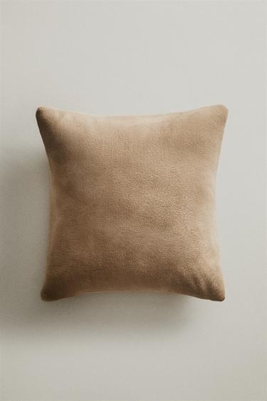 FAUX FUR CUSHION COVER - Light beige by Zara