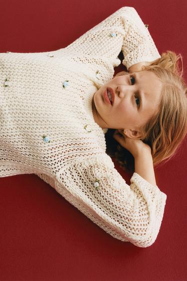 RED SWEATER WITH FLORAL APPLIQUÉ - Ecru by Zara