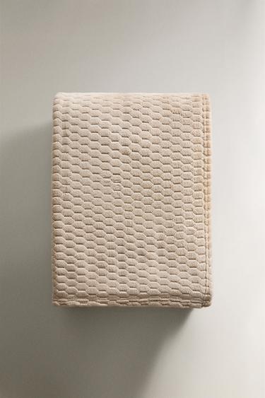DIAMOND FLEECE THROW - camel by Zara