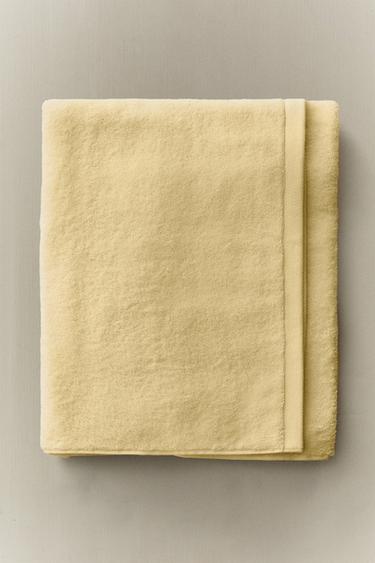 PLAIN COTTON TERRY BATH TOWEL (500 GXM²) - Light yellow by Zara