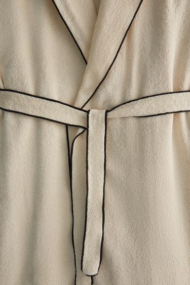COTTON BATHROBE WITH OVERLOCK (320 GXM²) - Sand / Black by Zara