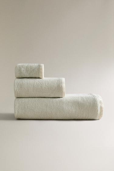 MICRO WAFFLE-KNIT BATH TOWEL - Ecru / Green by Zara