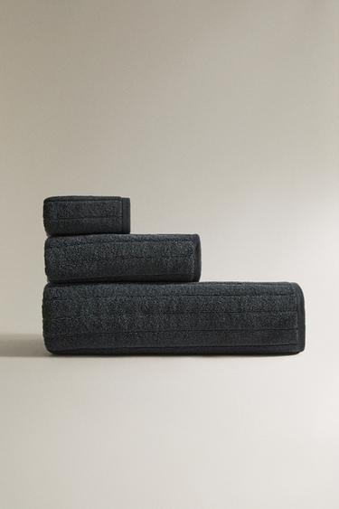 TEXTURED STRIPED BATH TOWEL - MIDNIGHT BLUE by Zara