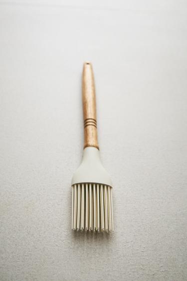 SILICONE AND WOOD BRUSH - Cream by Zara