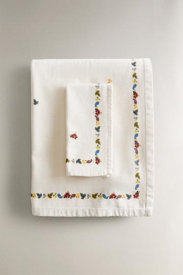 LEAF PRINT TABLECLOTH - White by Zara