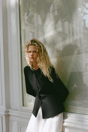 FITTED BLAZER WITH SHOULDER PADS - Black by Zara