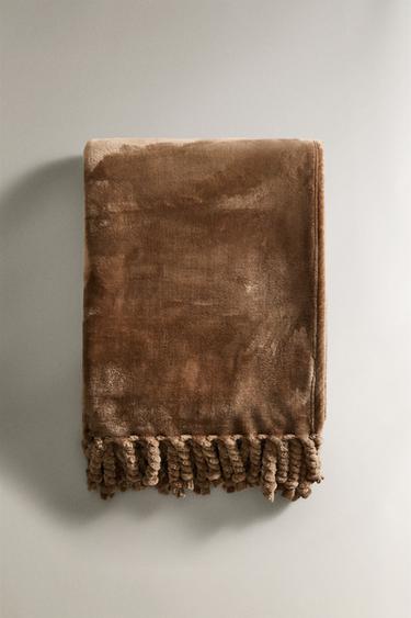 FLEECE THROW WITH FRINGING - camel by Zara