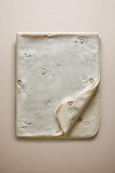FLEECE BABY BLANKET WITH EMBROIDERED BALLOONS - Cream by Zara