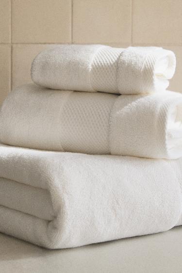 EXTRA SOFT BATH TOWEL (800 GXM²) - White by Zara