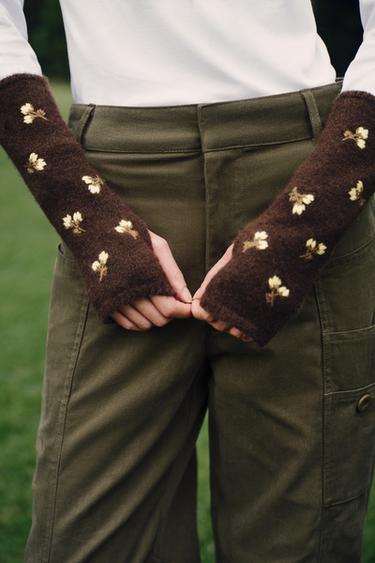 KNIT MITTENS WITH FLORAL EMBROIDERY - Brown by Zara