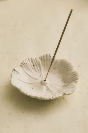 CERAMIC FLORAL INCENSE BURNER - Pale pink by Zara