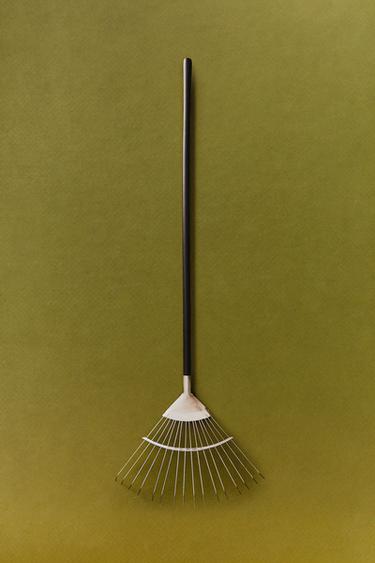 GARDEN RAKE WITH WOODEN HANDLE - Dark brown by Zara