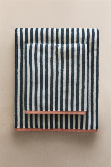 KIDS' REVERSIBLE STRIPED BATH TOWEL - Sand / Blue by Zara