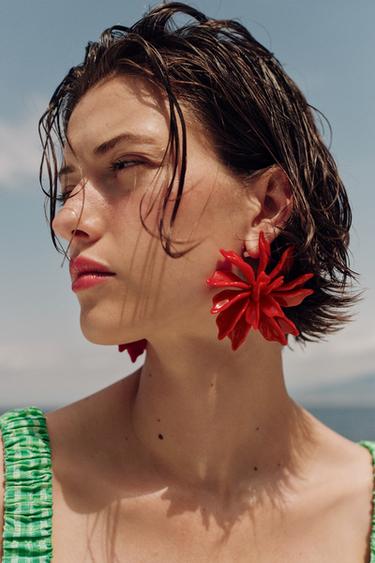 MAXI EMBOSSED FLOWER EARRINGS - Red by Zara