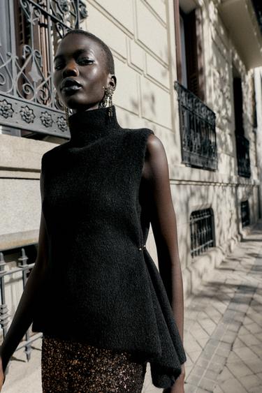 ASYMMETRIC KNIT TOP WITH SIDE APPLIQUÉS - Black by Zara