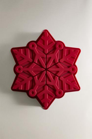 CHRISTMAS SNOWFLAKE BAKING MOULD - Red by Zara