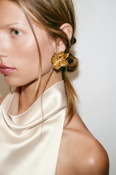 EMBOSSED FLOWER EARRINGS - Golden by Zara
