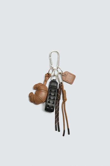 MULTI-CHARM KEY RING - Sand Brown by Zara