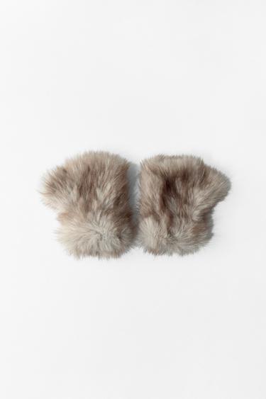 SHORT FAUX FUR MITTENS - Ecru by Zara
