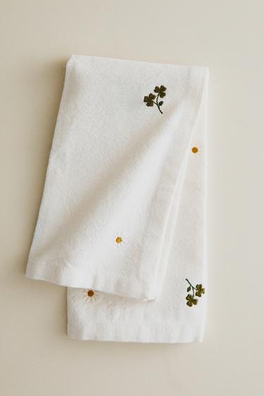 PACK OF EMBROIDERED CLOVER AND DAISY NAPKINS (PACK OF 2) - Ecru by Zara