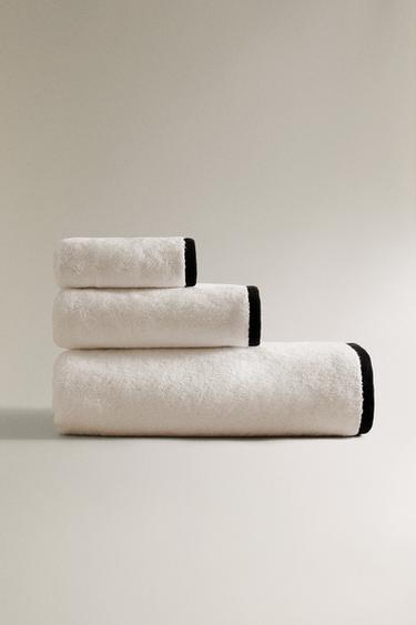 BATH TOWEL WITH CONTRAST BORDER - White by Zara - Image 0