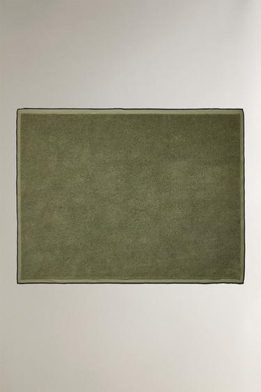 BATH MAT WITH COLOURED TOPSTITCHING - mid khaki by Zara