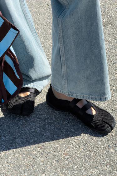 BALLET FLATS WITH ELASTIC STRAPS - Black by Zara