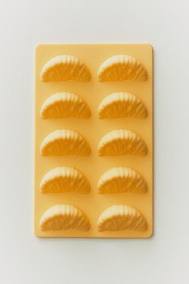 SILICONE ICE BUCKET TRAY WITH 10 ICE CUBES - Pastel yellow by Zara