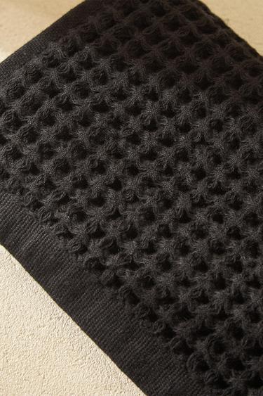 WAFFLE-KNIT COTTON BATH TOWEL - Black by Zara