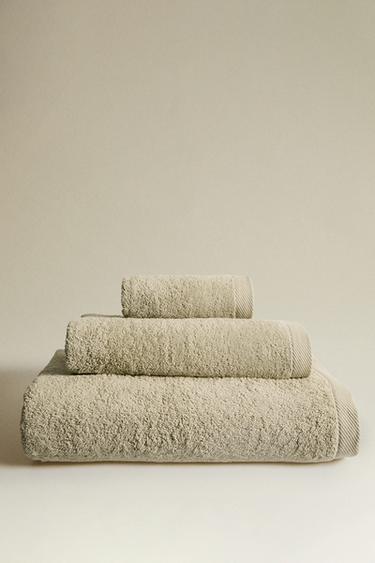 PLAIN COTTON TERRY BATH TOWEL (500 GXM²) - Light green by Zara