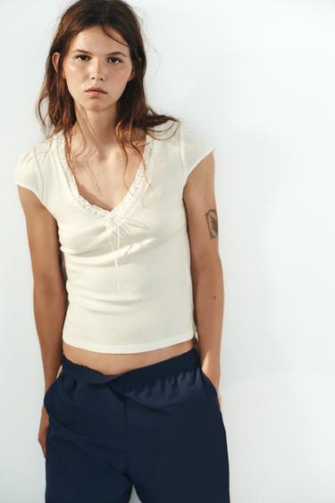 CONTRAST V-NECK T-SHIRT - Ecru by Zara