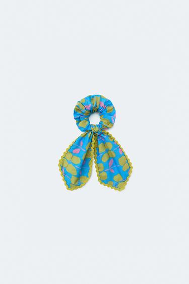 LIMITED EDITION FLORAL BOW SCRUNCHIE - Printed by Zara