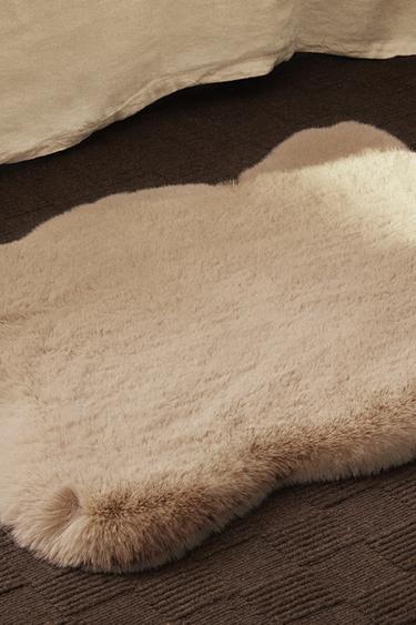 IRREGULAR FUZZY SMALL RUG - Brown / Taupe by Zara