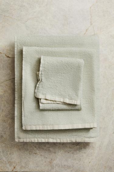 MICRO WAFFLE-KNIT BATH TOWEL - Ecru / Green by Zara