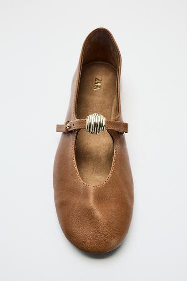 LEATHER BALLET FLATS WITH METAL APPLIQUÉ - Brown by Zara