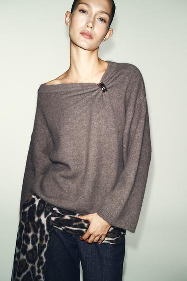 KNIT JUMPER WITH BROOCH - Brown / Taupe by Zara