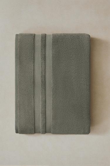 EXTRA SOFT DOUBLE BORDER BATH TOWEL - Greenish by Zara