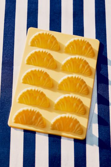 SILICONE ICE BUCKET TRAY WITH 10 ICE CUBES - Pastel yellow by Zara