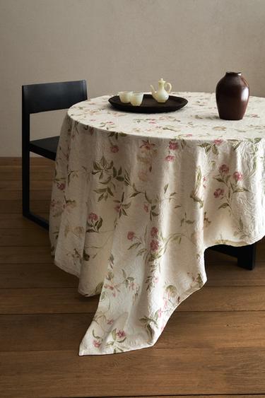 FLORAL JACQUARD TABLECLOTH - Pink by Zara