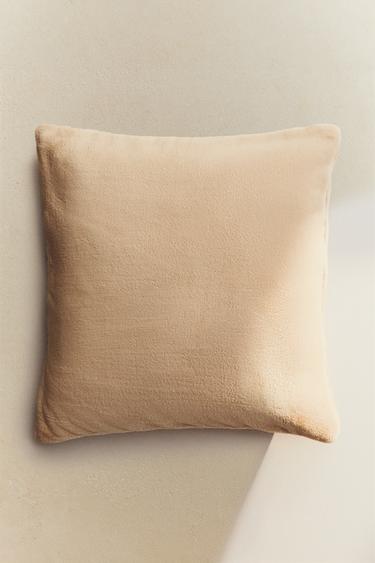 FAUX FUR CUSHION COVER - Light beige by Zara