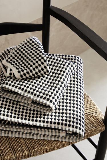 TEXTURED COTTON BATH TOWEL - Black by Zara
