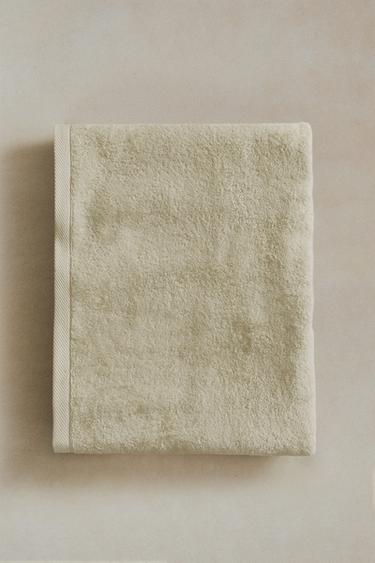 PLAIN COTTON TERRY BATH TOWEL (500 GXM²) - Light green by Zara