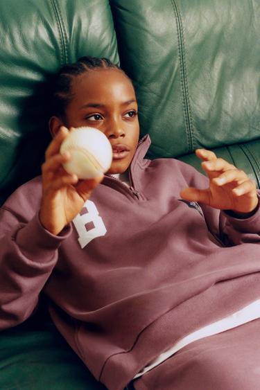 EMBROIDERED JOGGING SWEATSHIRT WITH LABEL - Burgundy by Zara