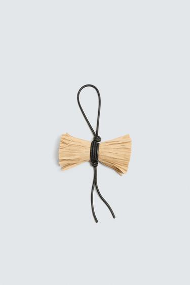 KEY RING WITH PENDANT - Ecru White by Zara