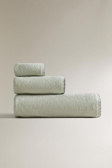 BATH TOWEL WITH TRIM DETAIL - Light green by Zara
