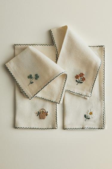 PACK OF EMBROIDERED FLORAL NAPKINS (PACK OF 4) - Ecru by Zara